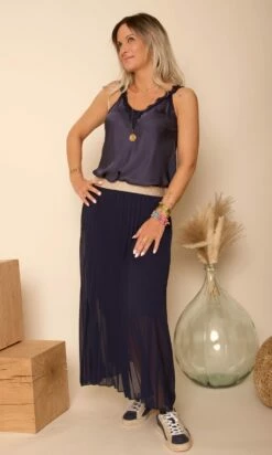 Jupe Plissée Nahla Bleu Marine -Vêtements Soldes 2024 1915f390 5ff4 4c73 a5c3 b997b369ae50 facetune 30 01 2023 09 22 50