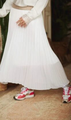Jupe Plissée Nahla Blanc Cassé -Vêtements Soldes 2024 2cccb687 613d 40e0 8be0 807e98b56b36 facetune 23 01 2023 12 27 23 1