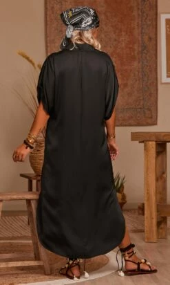 Robe Valène Satin Noir -Vêtements Soldes 2024 2f19ed7a 414c 451a 8f30 08e1ec876bf2 facetune 18 07 2023 12 13 54