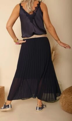 Jupe Plissée Nahla Bleu Marine -Vêtements Soldes 2024 305bbdd7 1eec 4338 924d d97af092a032 facetune 30 01 2023 09 46 02