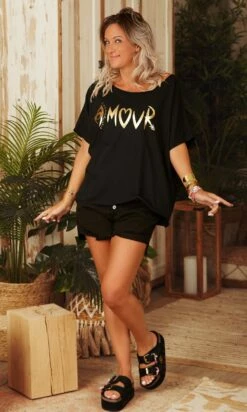 T-Shirt Solene Oversize Noir Amour Or -Vêtements Soldes 2024 74947a57 97b8 43c8 8e41 a9a1d650debe facetune 06 03 2023 12 40 37