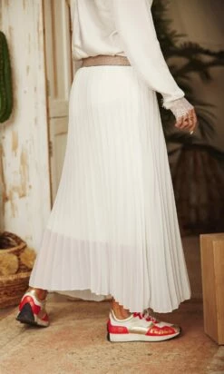 Jupe Plissée Nahla Blanc Cassé -Vêtements Soldes 2024 862c9a60 09bc 42d3 9819 dd8f0085f55d facetune 23 01 2023 12 23 16 1