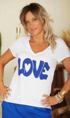 T-Shirt Magda Blanc Love Bleu Electrique 14 T-Shirt Magda Blanc Love Bleu Electrique -Vêtements Soldes 2024 8c01ac16 4f5f 442e 923f 1706d77308c3 facetune 02 03 2023 16 05 05