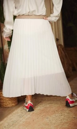 Jupe Plissée Nahla Blanc Cassé -Vêtements Soldes 2024 a4a8bf47 823f 4637 8da3 e3130eba1fbd facetune 23 01 2023 12 24 41 1