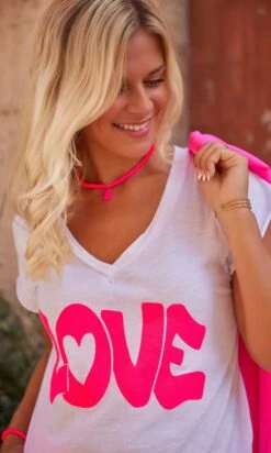 T-Shirt Magda Blanc Love Rose Fluo -Vêtements Soldes 2024 a8c2e0be e878 4e90 ad46 f2c7159cf59d facetune 26 09 2023 10 44 09
