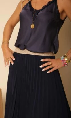 Jupe Plissée Nahla Bleu Marine -Vêtements Soldes 2024 c4a43413 8118 442f 8e8e 40065fcc3b64 facetune 30 01 2023 09 30 07