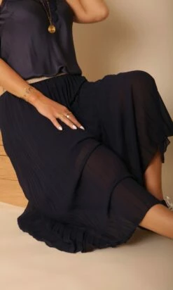 Jupe Plissée Nahla Bleu Marine -Vêtements Soldes 2024 c927ad51 eb68 4c8c bf01 fcf8e4924ec8 facetune 30 01 2023 10 08 30