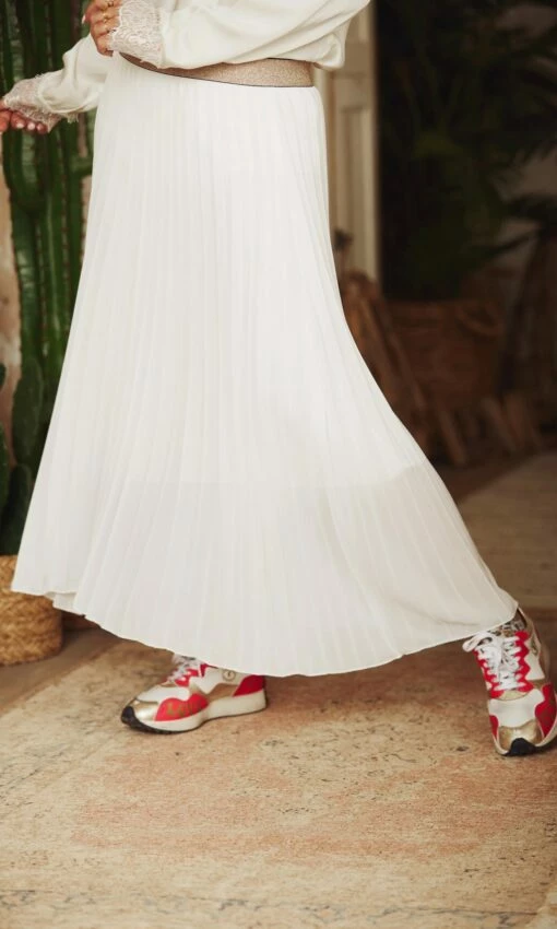 Jupe Plissée Nahla Blanc Cassé -Vêtements Soldes 2024 cf34ec23 b763 4f06 90cb e49798d7a90d facetune 23 01 2023 12 29 02 1