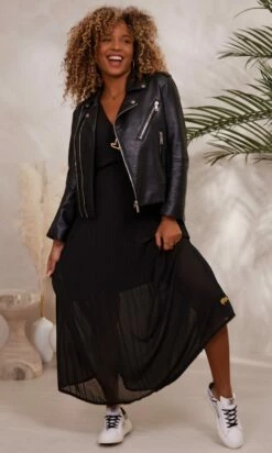 Robe Catelyn Noir -Vêtements Soldes 2024 def6780a 651e 453a bcfe d9d2ca5c71ac facetune 11 12 2023 09 59 33