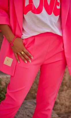 T-Shirt Magda Blanc Love Rose Fluo -Vêtements Soldes 2024 e2b65845 668e 4d95 bd42 cd49f1de6c3f facetune 26 09 2023 10 36 41 2