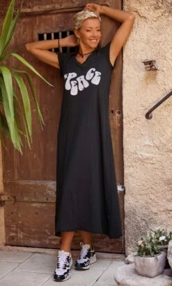 Robe Magda Ultra-Light Noir Peace Blanc 15 Robe Magda Ultra-Light Noir Peace Blanc -Vêtements Soldes 2024 facetune 01 09 2023 17 01 47