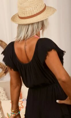 Robe Anaïs Noir -Vêtements Soldes 2024 facetune 02 11 2023 09 28 36