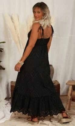 Robe Aure Broderie Noir 15 Robe Aure Broderie Noir -Vêtements Soldes 2024 facetune 02 11 2023 09 44 35