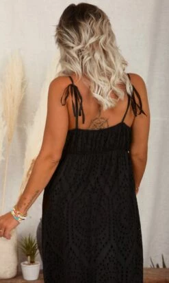 Robe Aure Broderie Noir 12 Robe Aure Broderie Noir -Vêtements Soldes 2024 facetune 02 11 2023 09 48 30