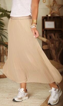 Jupe Plissée Nahla Beige -Vêtements Soldes 2024 facetune 03 03 2023 11 02 25
