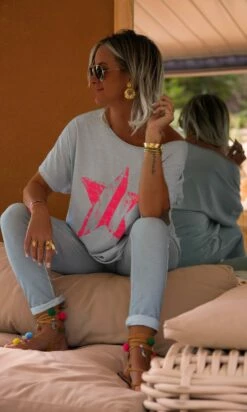 T-Shirt Solene Oversize Gris Clair Star Rose Fluo -Vêtements Soldes 2024 facetune 03 07 2023 10 59 10