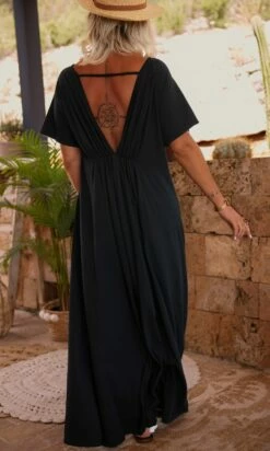 Robe Leyva Ultra-Light Noir -Vêtements Soldes 2024 facetune 03 07 2023 12 13 46