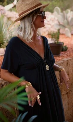 Robe Leyva Ultra-Light Noir -Vêtements Soldes 2024 facetune 03 07 2023 12 13 53