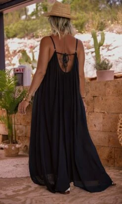 Robe De Plage Miranda Noir -Vêtements Soldes 2024 facetune 03 07 2023 16 01 18