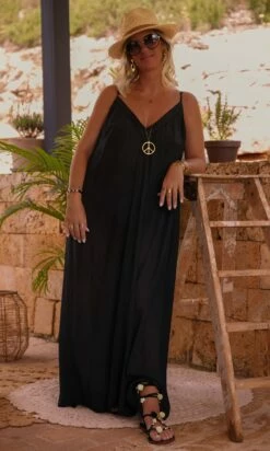 Robe De Plage Miranda Noir -Vêtements Soldes 2024 facetune 03 07 2023 16 09 54