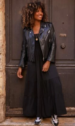 Robe Juliana Noir 12 Robe Juliana Noir -Vêtements Soldes 2024 facetune 03 10 2023 09 19 22