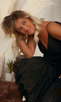 Robe Aure Broderie Noir 14 Robe Aure Broderie Noir -Vêtements Soldes 2024 facetune 03 11 2023 09 16 38