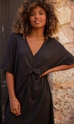 Robe Meg Maille Doudou Noir -Vêtements Soldes 2024 facetune 04 10 2023 12 09 48