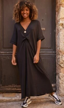 Robe Meg Maille Doudou Noir -Vêtements Soldes 2024 facetune 04 10 2023 12 20 33