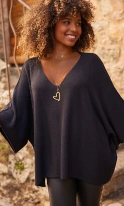 Pull Léon Oversize Noir 12 Pull Léon Oversize Noir -Vêtements Soldes 2024 facetune 04 10 2023 15 41 09