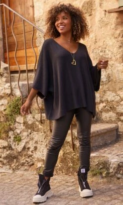 Pull Léon Oversize Noir 15 Pull Léon Oversize Noir -Vêtements Soldes 2024 facetune 04 10 2023 15 55 14