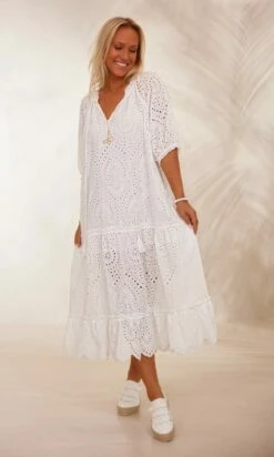 Robe Lixy Broderie Blanc -Vêtements Soldes 2024 facetune 05 02 2024 11 06 02