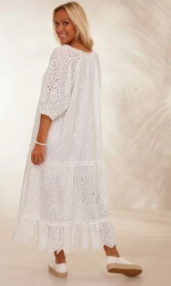 Robe Lixy Broderie Blanc -Vêtements Soldes 2024 facetune 05 02 2024 11 47 50