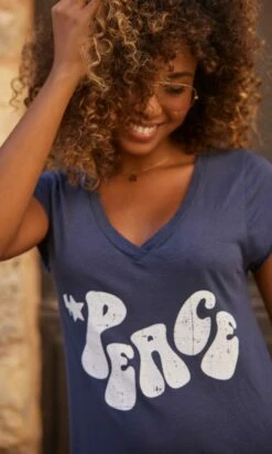 Robe Magda Ultra-Light Bleu Marine Peace Blanc -Vêtements Soldes 2024 facetune 05 10 2023 10 10 41