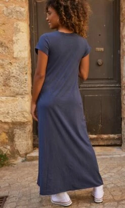 Robe Magda Ultra-Light Bleu Marine Peace Blanc -Vêtements Soldes 2024 facetune 05 10 2023 10 11 25