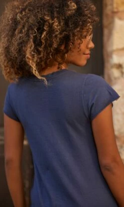 Robe Magda Ultra-Light Bleu Marine Peace Blanc -Vêtements Soldes 2024 facetune 05 10 2023 10 14 40