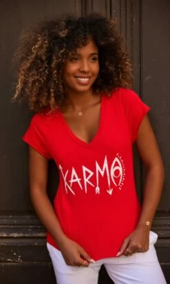 T-Shirt Magda Rouge Karma Blanc -Vêtements Soldes 2024 facetune 05 10 2023 10 40 10