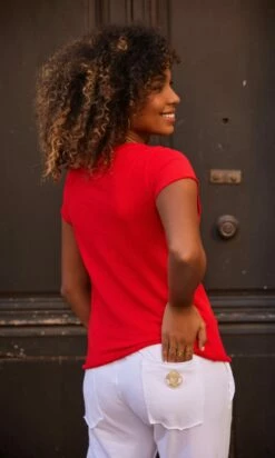 T-Shirt Magda Rouge Karma Blanc -Vêtements Soldes 2024 facetune 05 10 2023 10 45 35