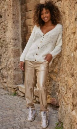 Gilet Nell Blanc Cassé -Vêtements Soldes 2024 facetune 05 10 2023 14 24 01