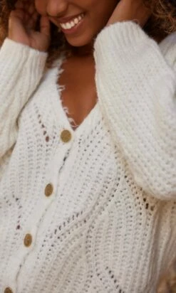 Gilet Nell Blanc Cassé -Vêtements Soldes 2024 facetune 05 10 2023 14 27 59