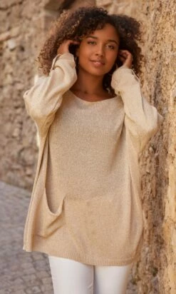 Pull Mika Oversize Doré Irisé 15 Pull Mika Oversize Doré Irisé -Vêtements Soldes 2024 facetune 05 10 2023 15 18 29