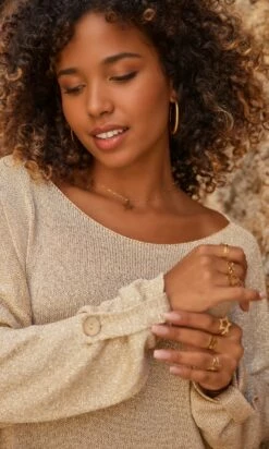 Pull Mika Oversize Doré Irisé 14 Pull Mika Oversize Doré Irisé -Vêtements Soldes 2024 facetune 05 10 2023 15 20 28