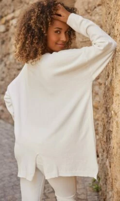 Pull Floyd Blanc Cassé -Vêtements Soldes 2024 facetune 05 10 2023 15 51 48