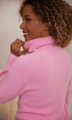 Pull Basic Col Roulé Rose Clair -Vêtements Soldes 2024 facetune 05 12 2023 15 57 05