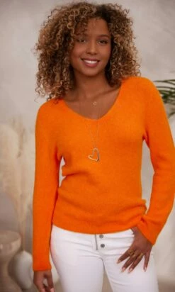Pull Basic Col V Orange 12 Pull Basic Col V Orange -Vêtements Soldes 2024 facetune 05 12 2023 16 11 11