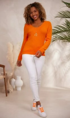 Pull Basic Col V Orange 14 Pull Basic Col V Orange -Vêtements Soldes 2024 facetune 05 12 2023 16 24 14