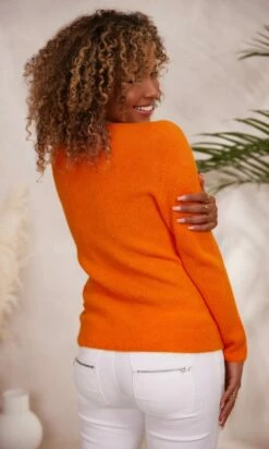 Pull Basic Col V Orange 13 Pull Basic Col V Orange -Vêtements Soldes 2024 facetune 05 12 2023 16 32 09