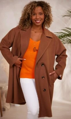 Pull Basic Col V Orange 11 Pull Basic Col V Orange -Vêtements Soldes 2024 facetune 05 12 2023 16 41 34