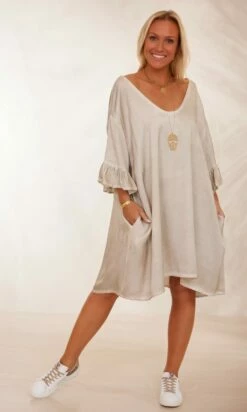 Petite Robe Levana Satin Taupe -Vêtements Soldes 2024 facetune 06 02 2024 11 12 28