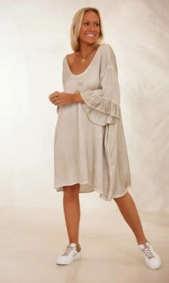 Petite Robe Levana Satin Taupe -Vêtements Soldes 2024 facetune 06 02 2024 11 14 05