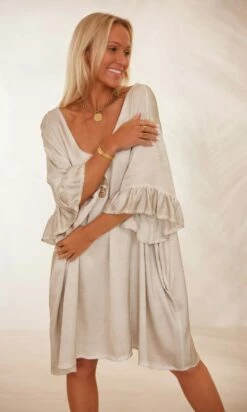 Petite Robe Levana Satin Taupe -Vêtements Soldes 2024 facetune 06 02 2024 11 26 34